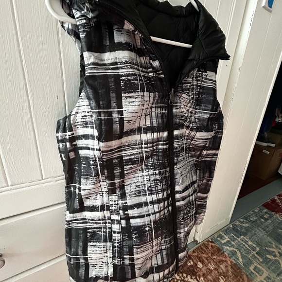 NWOT GERRY DOWN Black and Gray Hooded Puffer Vest, REVERSIBLE w/Pockets in & out - Picture 10 of 16